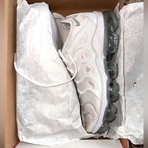 NWT White Vapermax